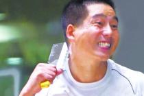 男子自残要求保险公司赔钱退保 平安保险终止保险合同并给予资助