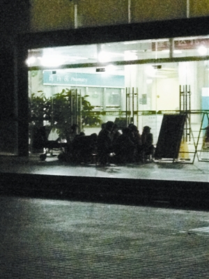 “号托”凌晨坐等抢号 深圳医院保安不过问