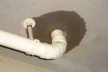 楼上漏水导致楼下受损，法院判修复并赔偿损失