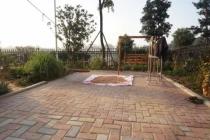 业主小区门外被砖绊倒受伤，法院判物业养护不当应担责