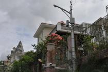 诉争房产具有生活保障功能，物权请求权应优于金钱债权