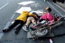 雨天好心免费载同事回家，出事故家属索要巨额赔偿