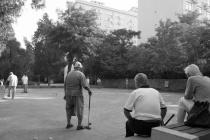 受害人虽然因交通事故发生不幸死亡，其被扶养人有退休金无权主张生活费