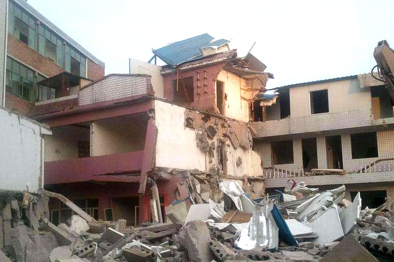 区政府作出限期拆除决定，因超越其法定职权被撤销