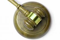 鉴定报告所涉民事关系中的被执行人，举报鉴定机构违规应当具有复议资格