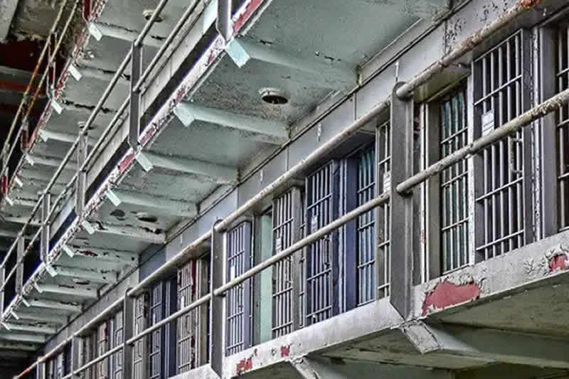 滥用自由裁量权减少行政罚款金额，致使遭受重大损失构成滥用职权罪