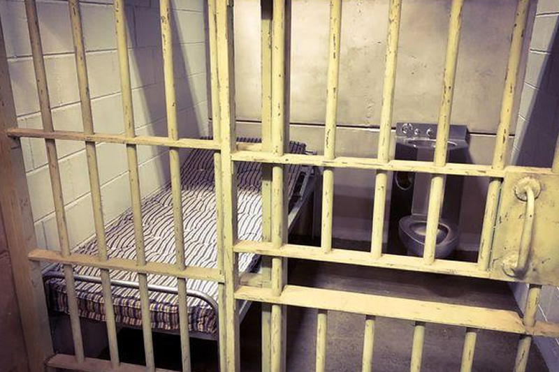 传达上级违法命令，是否应担刑事责任?